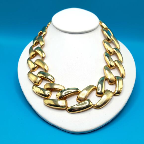 Vintage Chain Choker Necklace, Interlocking Gold Tone, 1980s - Picture 8 of 11